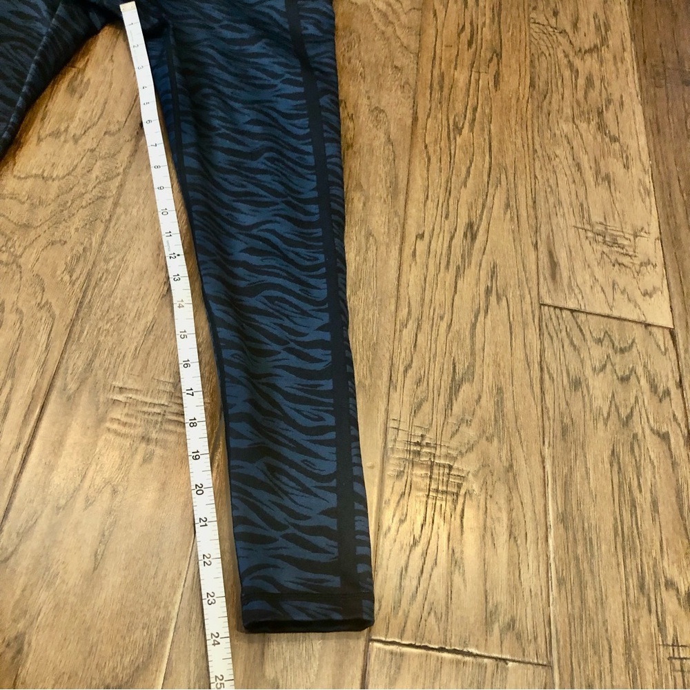 EUC✨SWEATTY BETTY LONDON women's small blue & black zebra print leggings - Picture 6 of 7